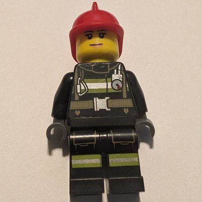 Minifigure Firewoman, Black Fire Suit with Gauge and Straps, Red Helmet del set 60214
