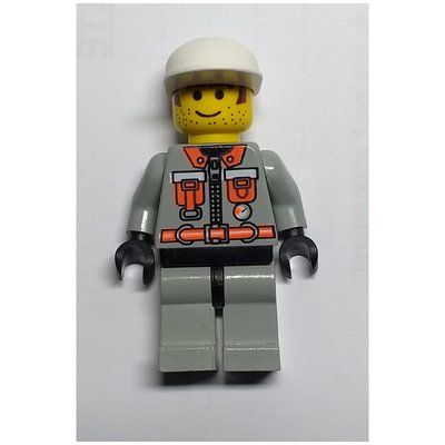 Minifigurka Fireman, Light Gray Fire Suit with Zipper, Gauge, and Pouches, White Cap, Printed Hair and Stubble z zestawu 6478