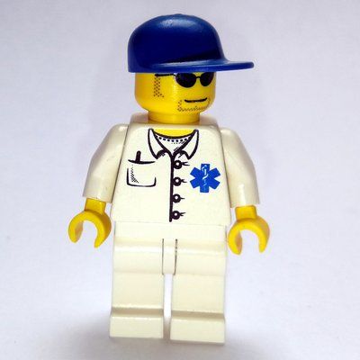 Figurine Doctor, White Shirt with Star of Life Logo, Blue Cap, Sunglasses du set 7892