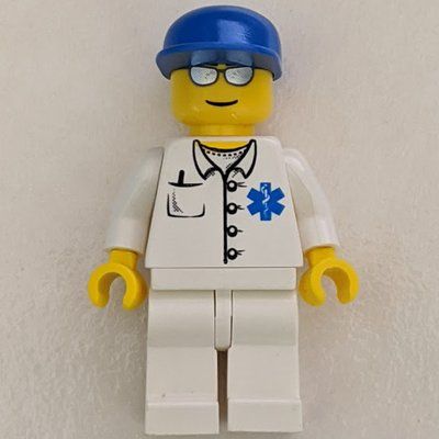 Figurine Doctor, White Shirt with Star of Life Logo, Blue Cap, Silver Sunglasses du set 7890