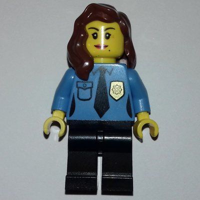 Minifiguur Policewoman, Medium Blue Shirt with Tie and Badge, Black Legs, Reddish Brown Hair uit set 40161