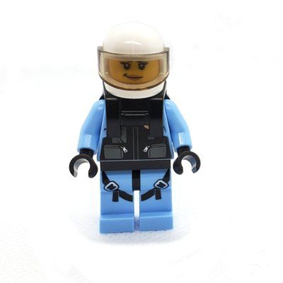 Minifigura Policewoman, Black Vest with Badge and Pouches over Bright Light Blue Shirt, White Helmet with Trans-Brown Visor, Neck Bracket del set 30362
