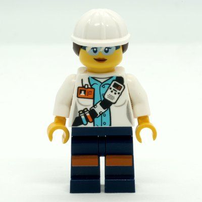 Figurine Miner, Woman, Open White Jacket with Shoulder Belt and ID Badge, White Hard Hat with Hair, Safety Glasses du set 60186