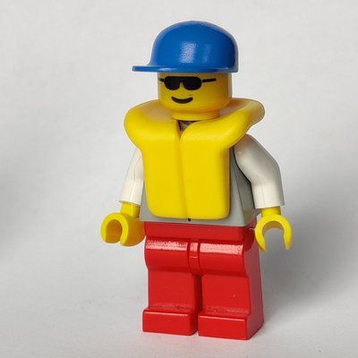 Minifigurka Light Grey Jacket, Red Legs, Blue Cap, Sunglasses z zestawu 4022