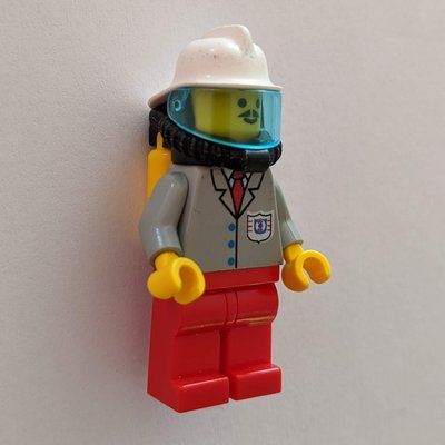 Minifigurka Light Grey Jacket, Red Legs, White Helmet, Breathing Apparatus z zestawu 4022