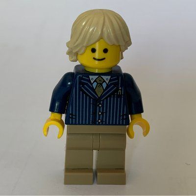 Minifigure Dark Blue Torso, Jacket, Dark Tan Legs, Tan Hair del set 10243
