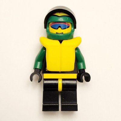 Figurine Racer, Extreme Team, Black Jacket, Black Legs, Green Helmet with Visor, Yellow Life Vest, Blue Sunglasses du set 6584