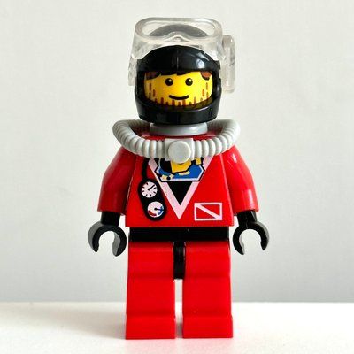 Minifiguur Diver, Man, Red Wetsuit, Black Helmet with Mask, Airtank, Stubble uit set 6599