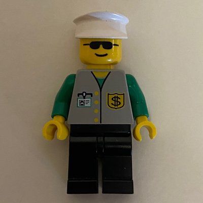 Minifiguur Banker, Light Gray Vest with Badge and ID Badge, Black Legs, White Hat, Sunglasses uit set 6566