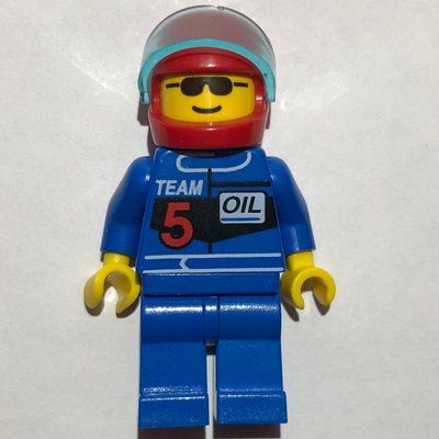 Minifiguur Racer, Blue Jacket with 'TEAM 5', Red Helmet with Visor, Sunglasses uit set 2554