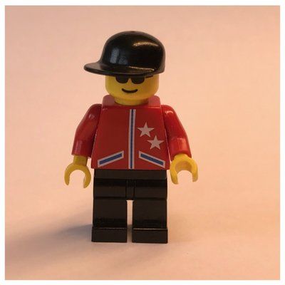 Minifiguur Racer, Red Jacket with 2 Stars, Black Cap, Sunglasses uit set 6333