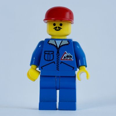 Minifigura Construction Worker, Blue Jacket with Zipper and Bulldozer Badge, Blue Legs, Red Cap, Moustache del set 6447