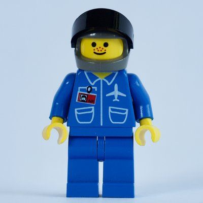 Minifiguur Pilot, Blue Jacket with Plane Logo and ID Badge, Dark Gray Helmet with Visor uit set 6330