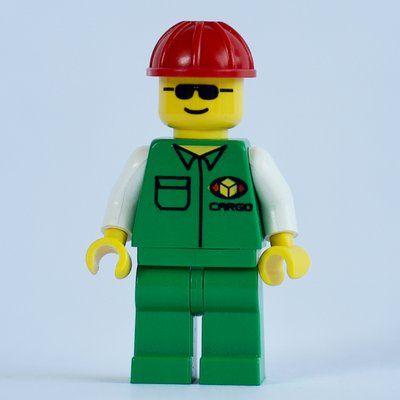 Minifiguur Cargo Worker, Green Jacket with Pocket, Red Hard Hat, Sunglasses uit set 6330