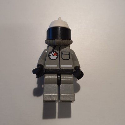 Minifigurka Fireman, Light Gray Fire Suit with Gauge and Pocket, White Helmet with Visor, Breathing Apparatus, Airtanks, Moustache z zestawu 6459
