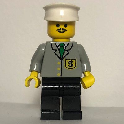 Minifiguur Banker, Light Gray Jacket with Badge and Tie, Black Legs, White Hat, Moustache uit set 6566
