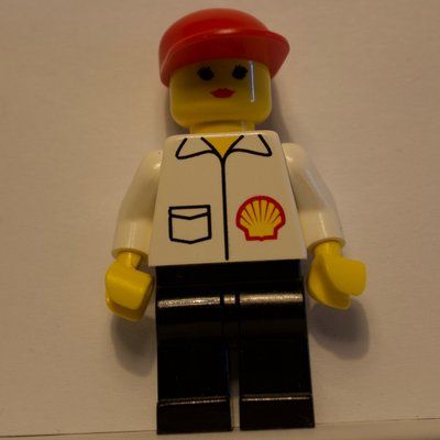 Minifigure Woman, White Shirt with Shell Logo, Red Cap del set 1254
