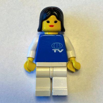 Figurine Woman, Blue Top with TV Logo, White Legs, Black Hair du set 6553