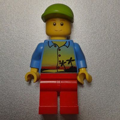 Minifigura Man, Medium Blue Shirt with Palm Trees and Sunset, Red Legs, Lime Cap del set 9311