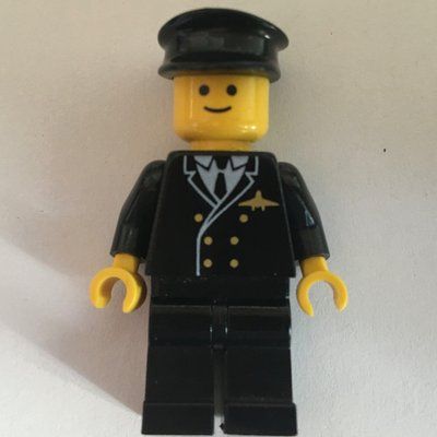 Figurine Pilot, Black Suit with Tie and Airplane Badge, Black Hat (3626b Head) du set 2718