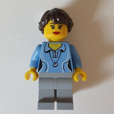 Figurine Woman, Medium Blue Polo Shirt with Necklace, Light Bluish Gray Legs, Dark Brown Hair du set 40078