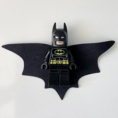 Minifigura Batman, Black Suit, Black Cape and Cowl, Wide Cape del set 76158