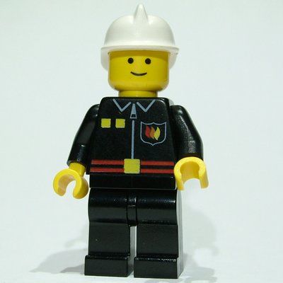 Minifiguur Fireman, Black Fire Jacket with Red Belt and Badge, White Helmet uit set 9247