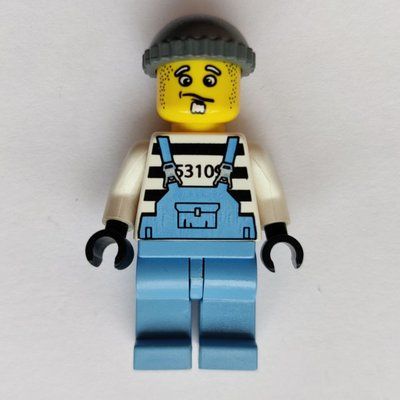 Minifiguur Criminal, Medium Blue Overalls over Prison Shirt uit set 9247