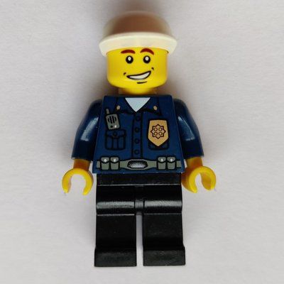 Minifiguur Policeman, Dark Blue Shirt with Radio and Badge, Black Legs, Black Cap, Smile uit set 9247