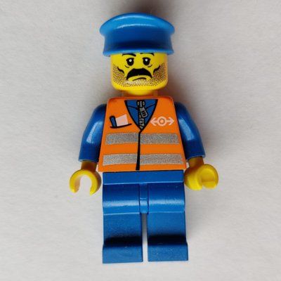 Minifiguur Train Worker, Orange Safety Vest with Train Logo, Blue Legs, Blue Hat, Moustache uit set 9247