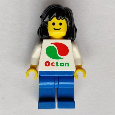 Minifiguur Woman, White Top with Large Octan Logo, Blue Legs, Black Hair uit set 9247