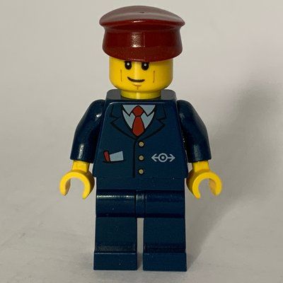 Figurine Train Conductor, Dark Blue Suit with Tie and Train Logo, Dark Red Hat du set 60050