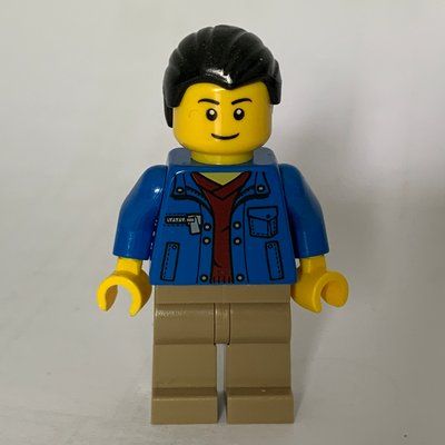 Figurine Man, Blue Jacket over Dark Red Shirt, Dark Tan Legs, Black Legs du set 60051