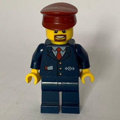 Figurine Train Conductor, Dark Blue Suit with Tie and Train Logo, Dark Red Hat, Goatee Beard du set 60051