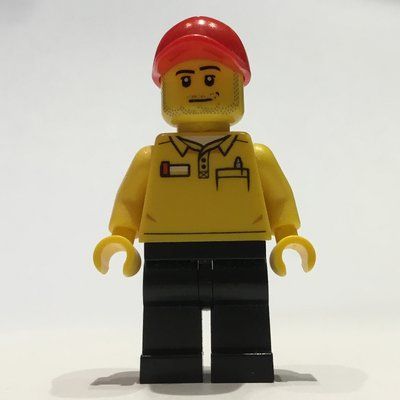 Figurine LEGO Store Employee, LEGO Logo on Back, Red Cap, Stubble du set 60097