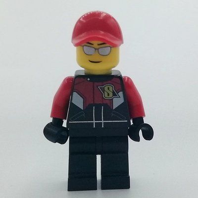 Minifigurka Racer, Black and Red Jumpsuit, Red Cap, Silver Sunglasses z zestawu 60084