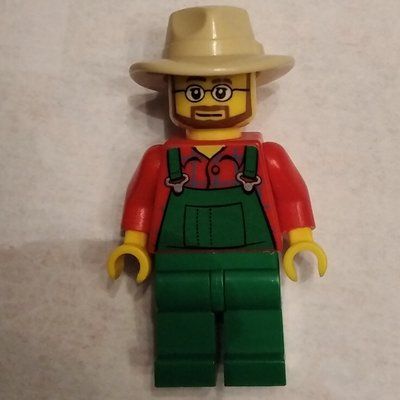 Figurine Man, Green Overalls over Red Shirt, Tan Wide Brim Hat, Beard and Glasses du set 7637