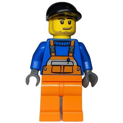 Minifigura Ground Crew, Orange Overalls over Blue Sweater, Black Cap, Stubble del set 2928