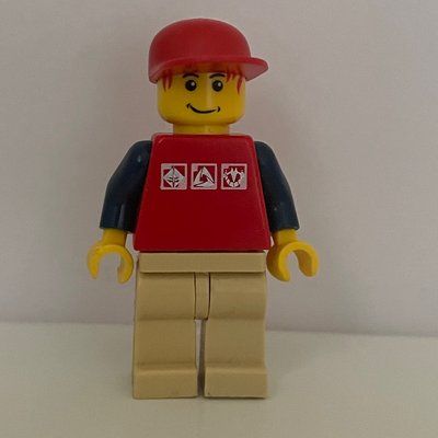 Figurine Man, Red Top with Dark Blue Arms, Tan Legs, Red Cap du set 7894