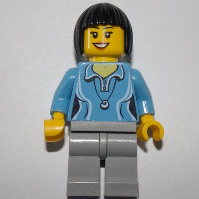 Minifigura Woman, Medium Blue Polo Shirt with Necklace, Light Bluish Gray Legs, Black Hair del set 60057