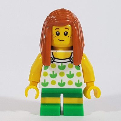 Figurine Girl, White Top with Lime and Green Pattern, Green Shorts, Dark Orange Hair du set 60153