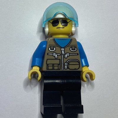 Figurine Pilot, Dark Tan Vest with Zippers and Pouches, Black Legs, White Helmet with Visor, Sunglasses du set 60203