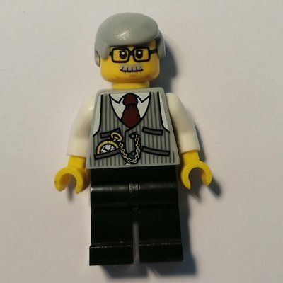 Minifigura Man, Light Bluish Gray Vest over White Shirt, Black Legs, Light Bluish Gray Hair, Moustache and Glasses del set 4000034