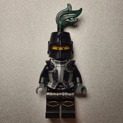 Minifigure Falcon Knight, Armor, Helmet with Dark Green Plume del set 10223