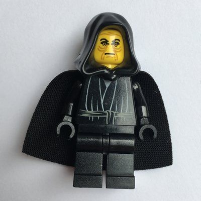 Minifigura Emperor Palpatine, Yellow Skin, Black Hands del set 3340