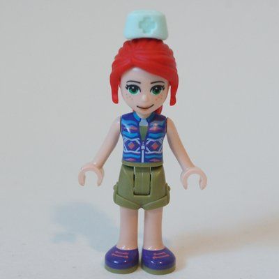 Figurine Mia - Dark Purple Top, Olive Green Skirt, Nurse Hat du set 41424