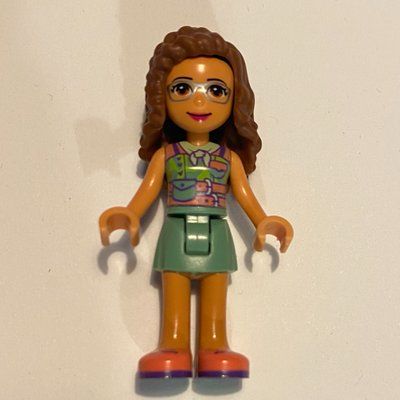 Minifigur Olivia - Dark Pink Top, Sand Green Skirt, Reddish Brown Hair, Bow aus Set 41436