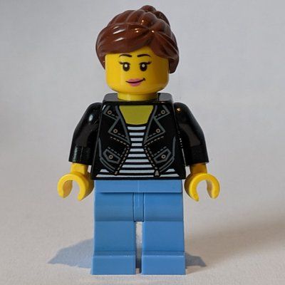 Minifigura Woman, Black Jacket, Medium Blue Legs, Reddish Brown Hair del set 60305