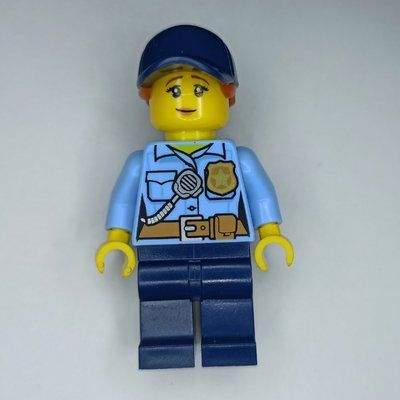 Minifigure Policewoman, Bright Light Blue Shirt, Dark Blue Legs, Dark Blue Cap with Ponytail del set 60276
