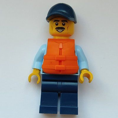 Minifigure Policeman, Bright Light Blue Shirt with Tie and Police Badge, Dark Blue Cap, Moustache del set 60277